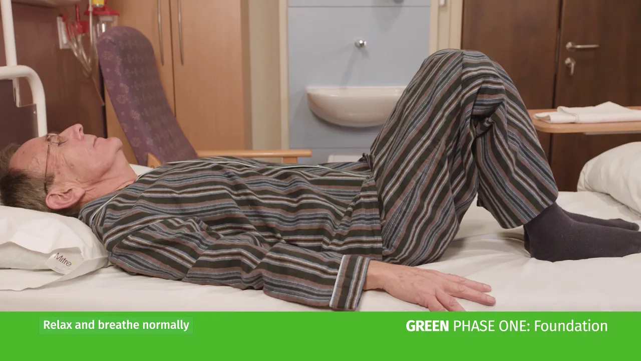 yatakta yatan bir kişi