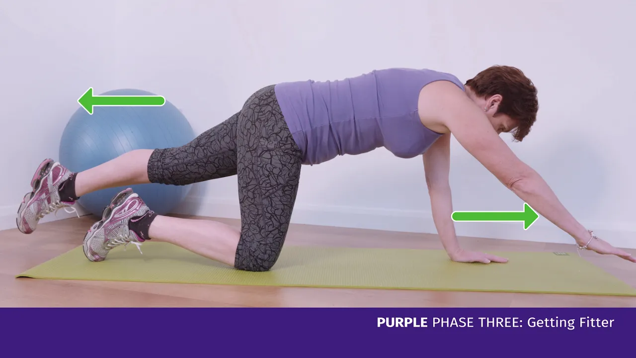 una persona haciendo yoga