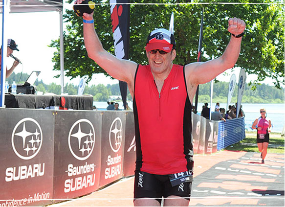 kollarını havaya kaldıran bir adam