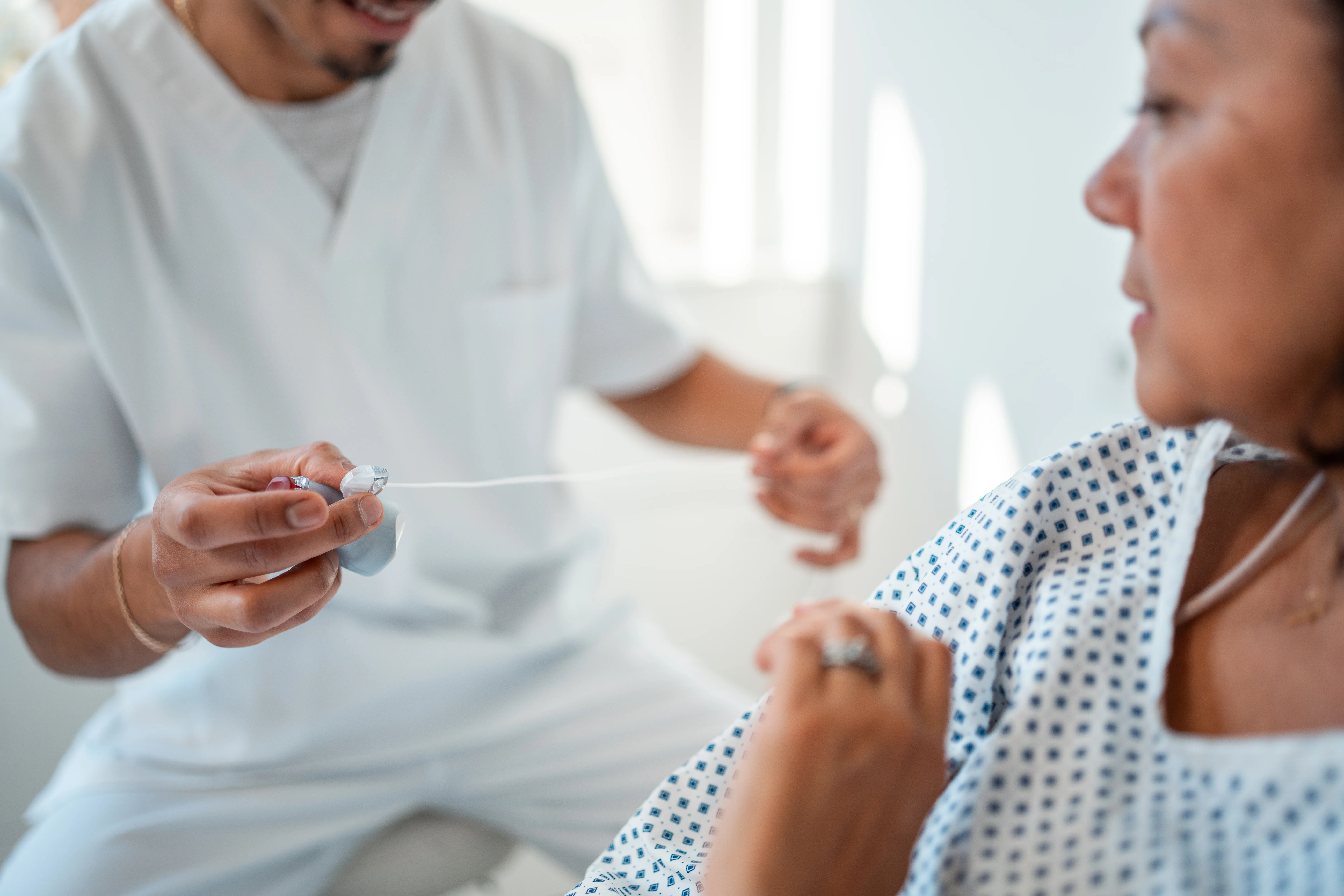 un médecin vérifiant la tension artérielle d’un patient