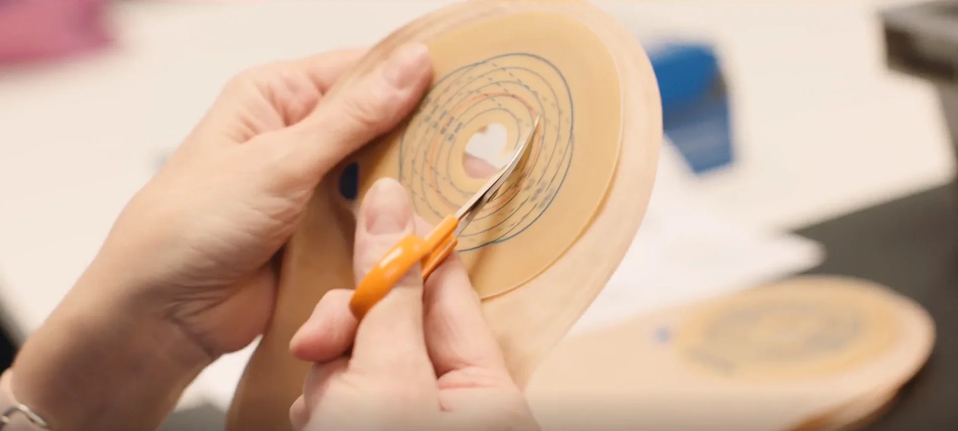 Mulher usando acessório na bolsa de ostomia