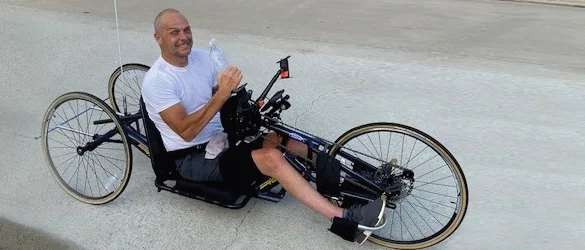 un homme assis en fauteuil roulant