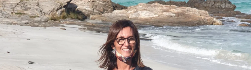 una persona su una spiaggia