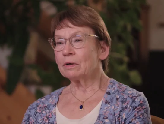 una donna che indossa gli occhiali