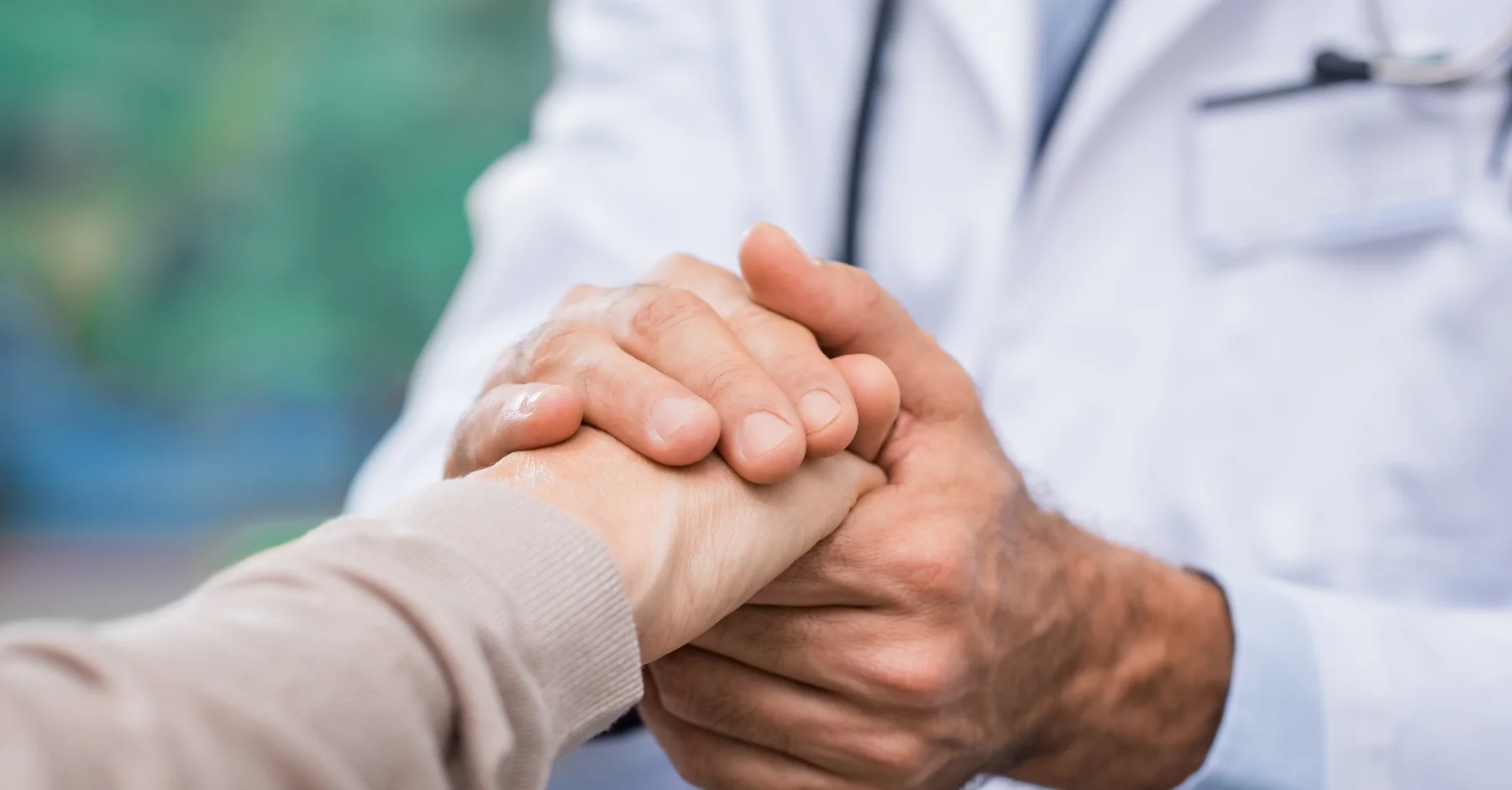 detailný záber trasúcich sa rúk