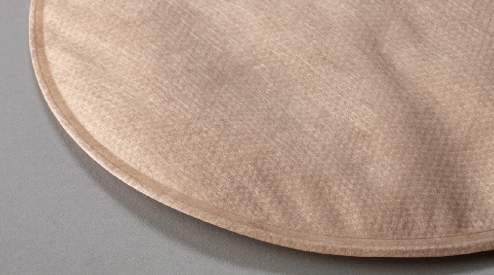 en ugjennomsiktig (brunfarget pose)