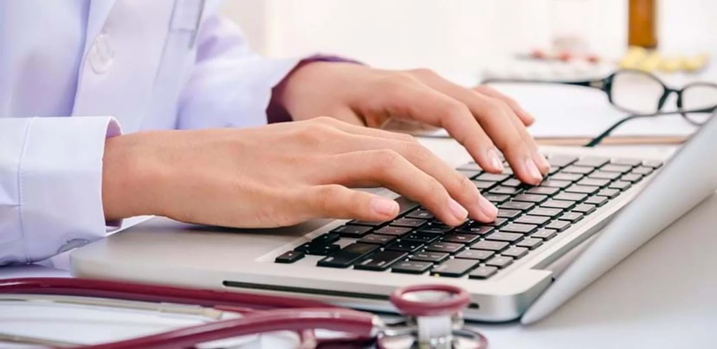 en person som skriver på en bærbar datamaskin