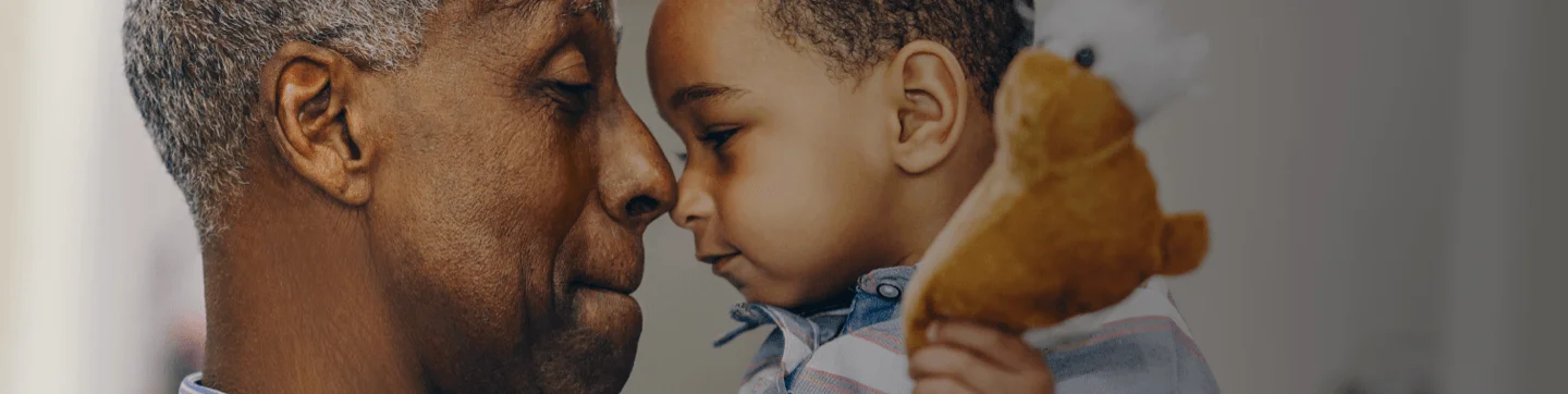 Bebeği tutan bir adam