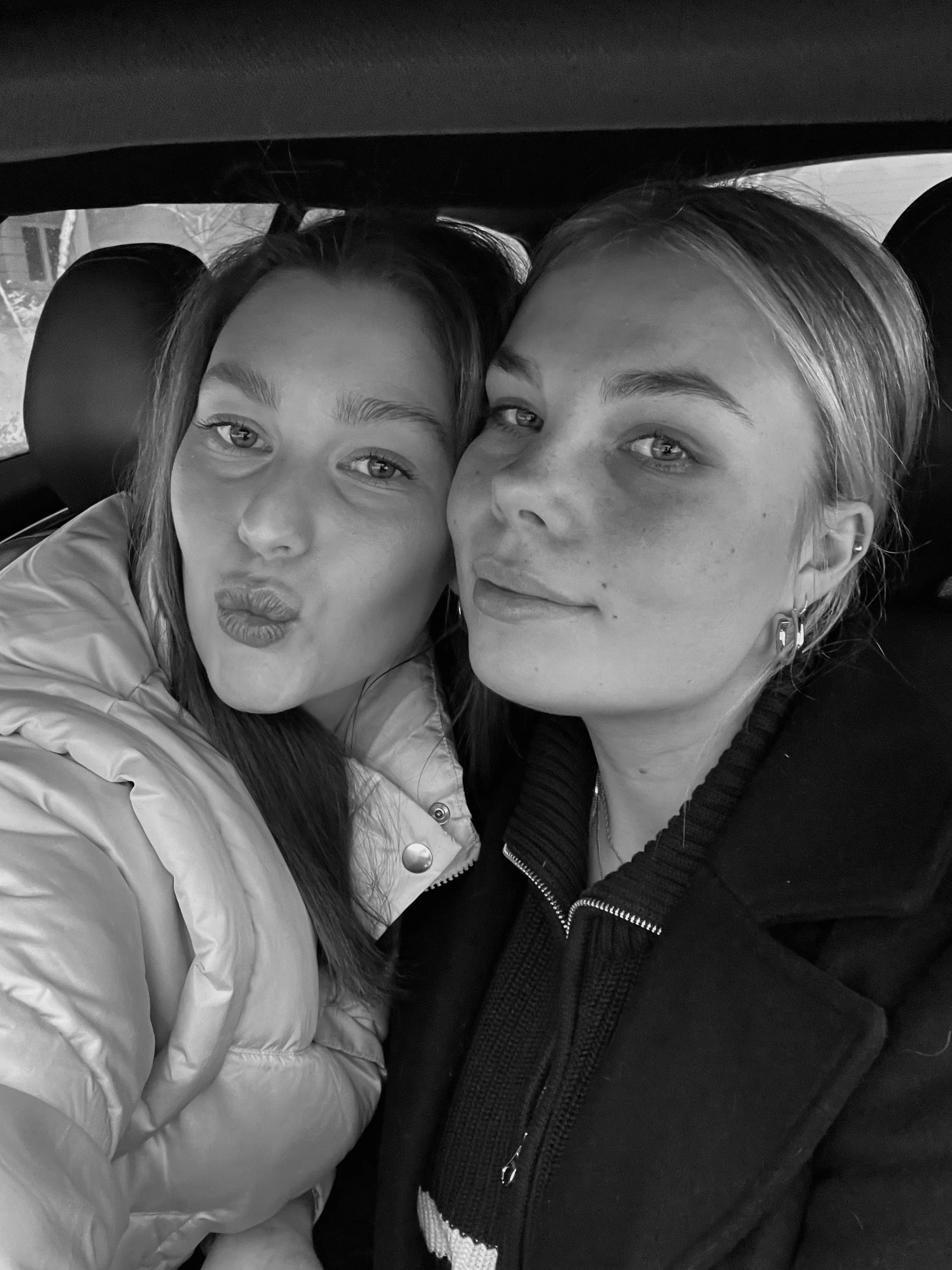 pár žien pózujúcich pred kamerou