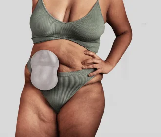 žena držiaca bábätko