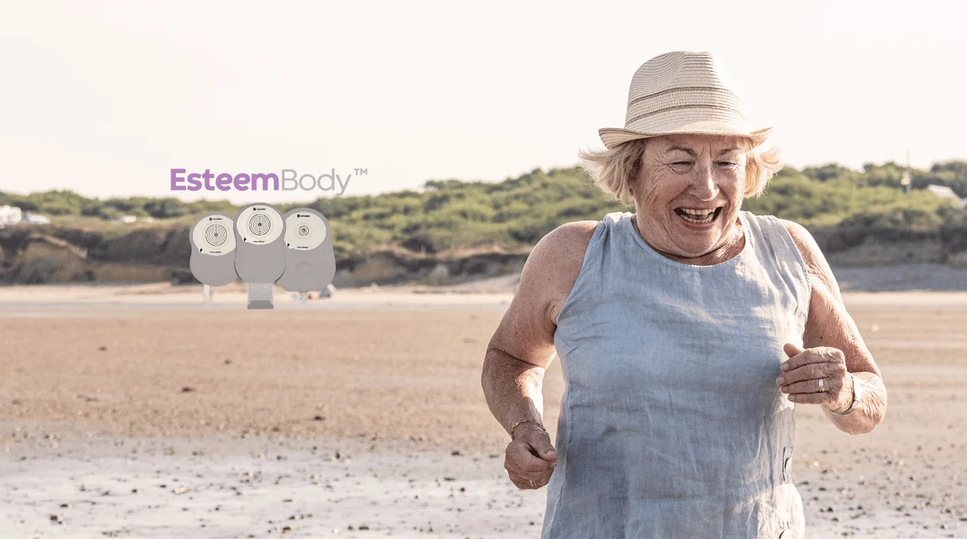 osoba v klobouku stojící na pláži