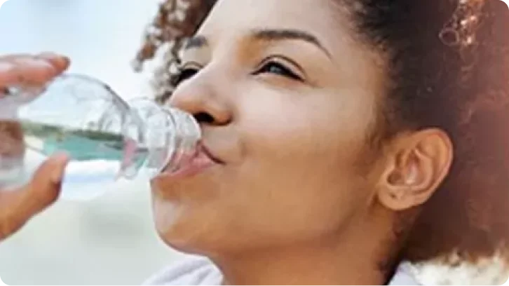 dieťa pije z fľaše