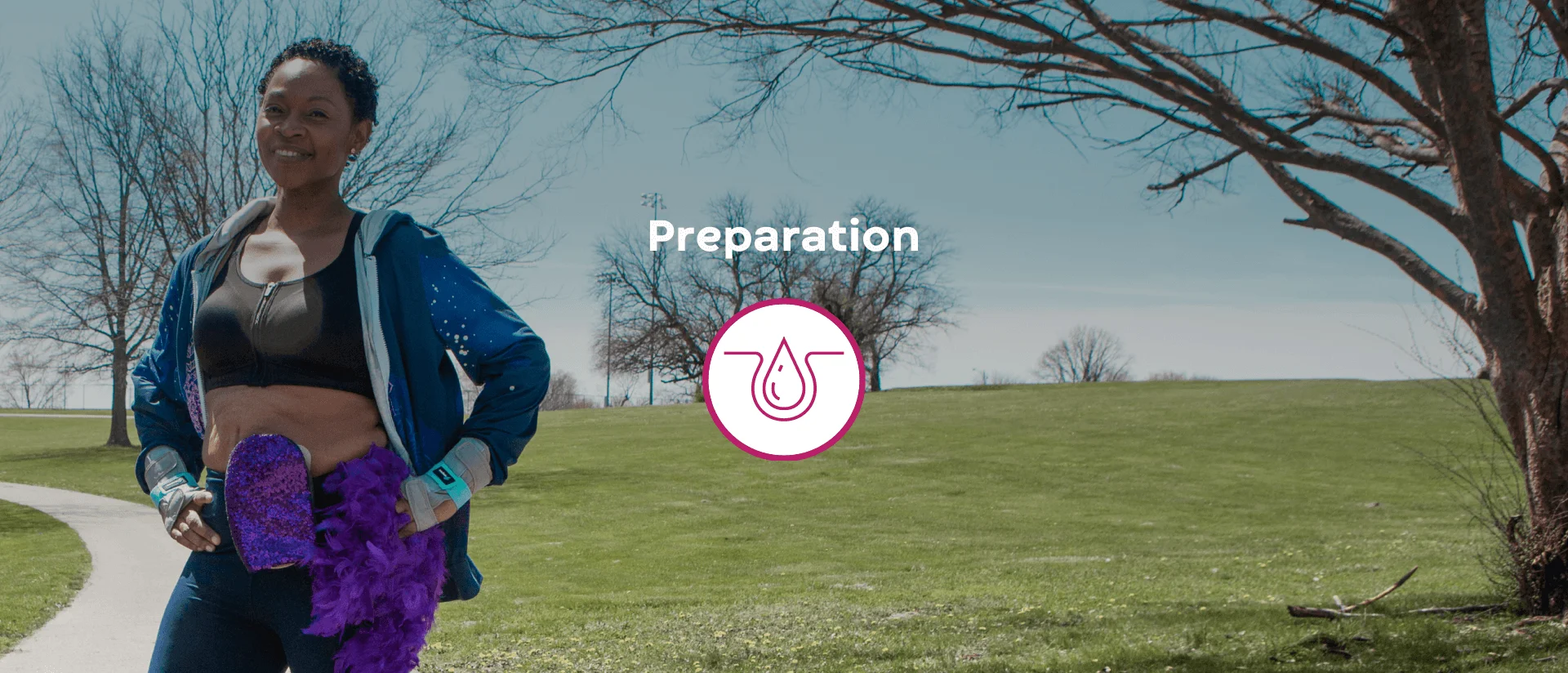 une femme souriante sur un chemin