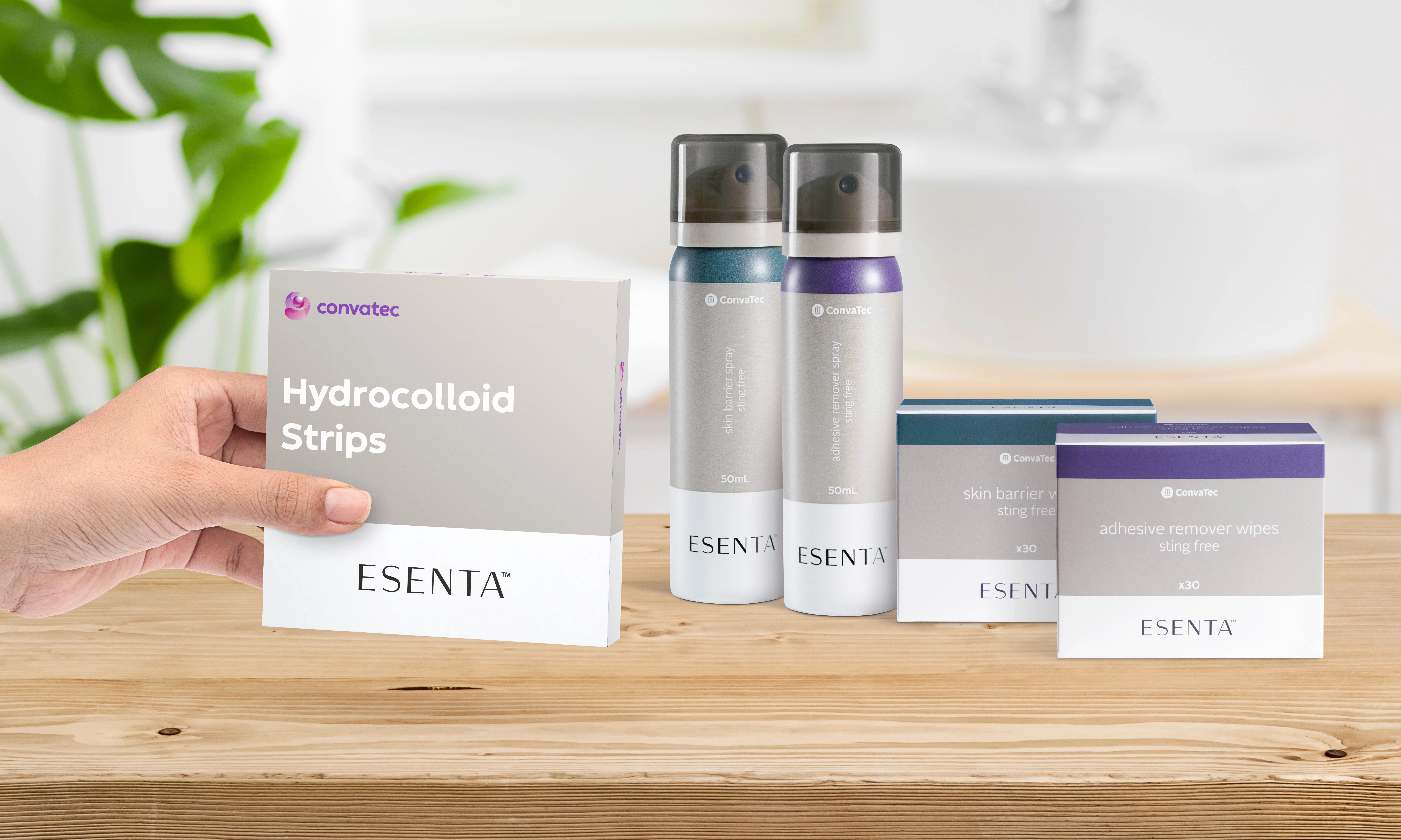 una mano che tiene una scatola di prodotti