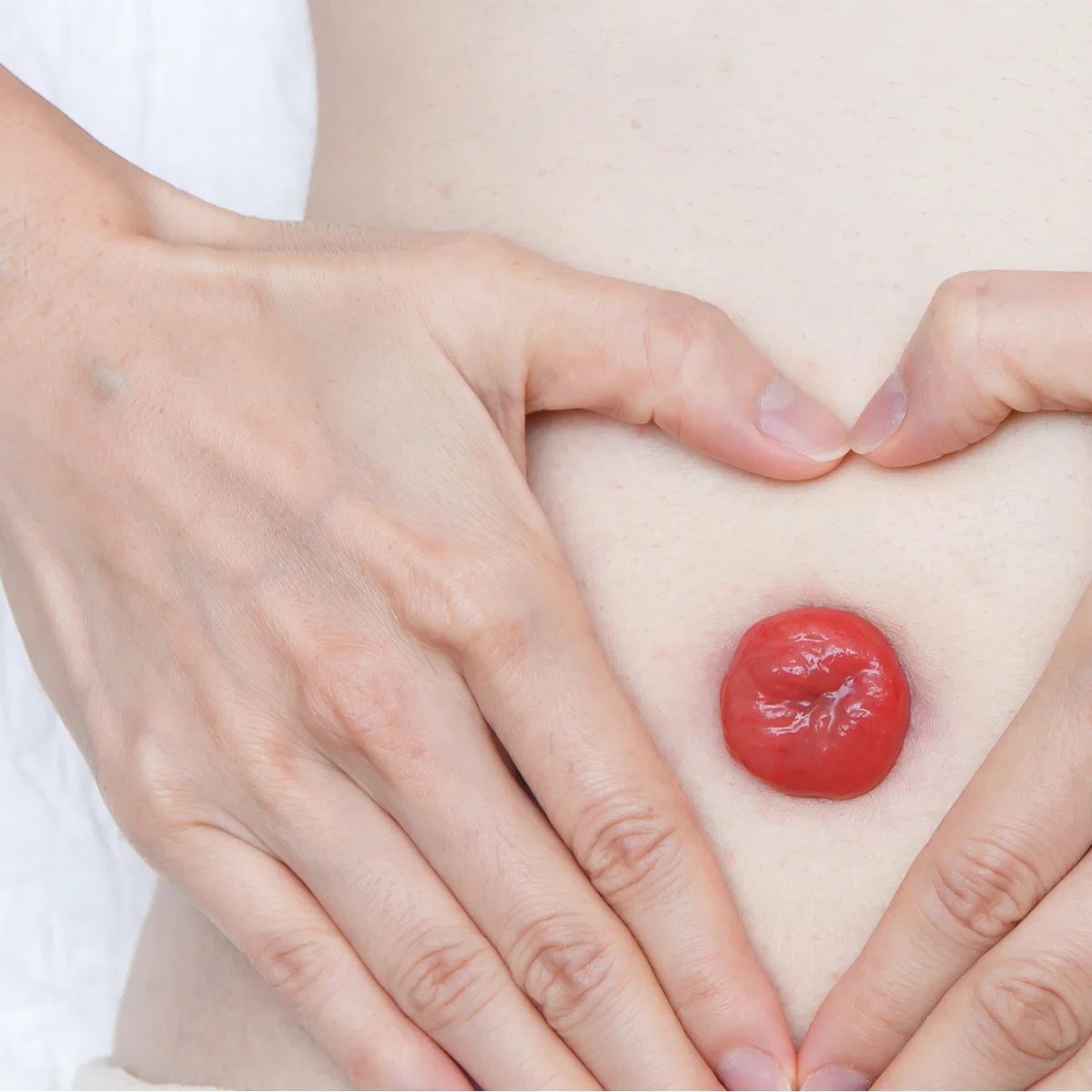 ręka trzymająca czerwone serce