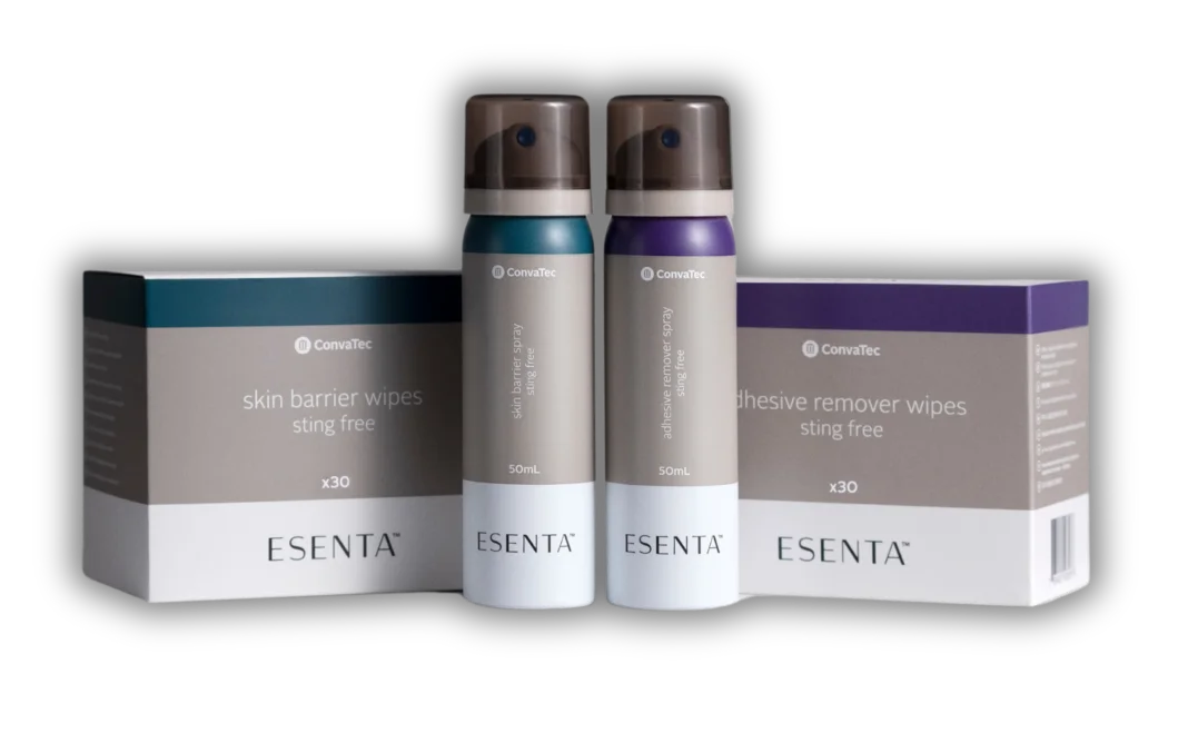 Person mit einem Stoma trägt das reizfreie ESENTA-Hautschutzspray auf.