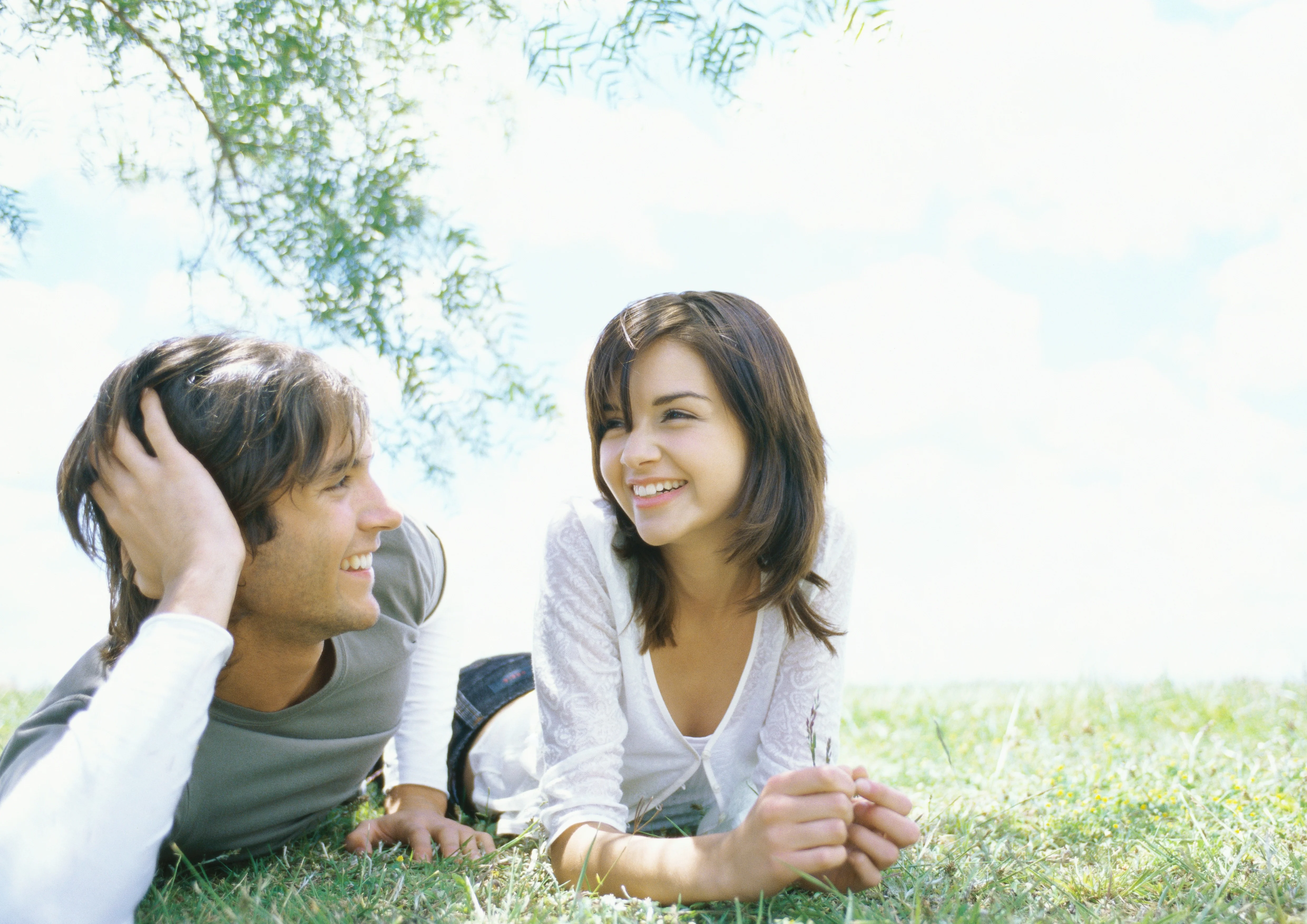 un uomo e una donna seduti nell'erba