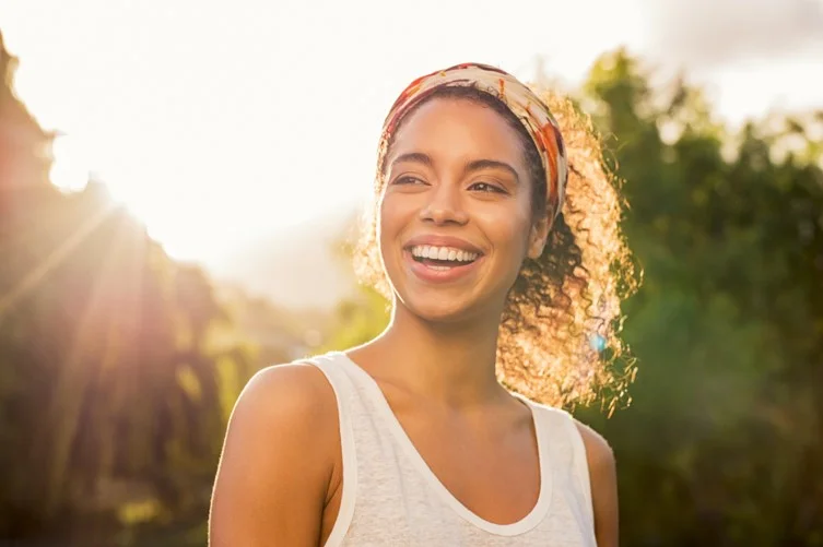 une femme souriante avec un grand bandeau