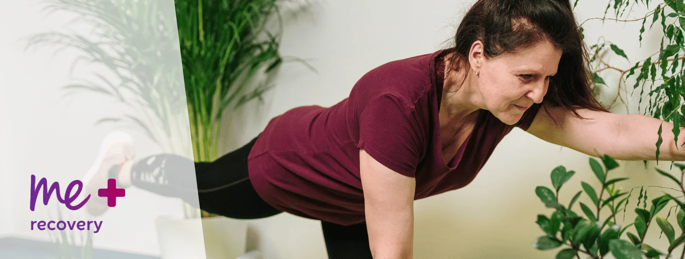 um homem e uma mulher sentados numa cama de hospital