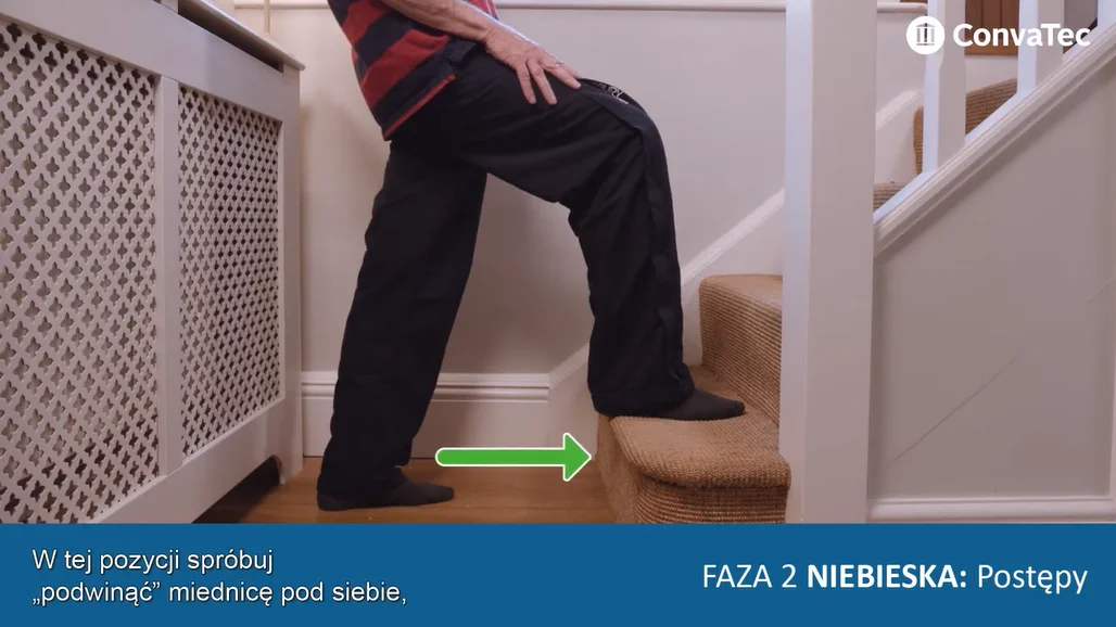 osoba stojąca na krześle