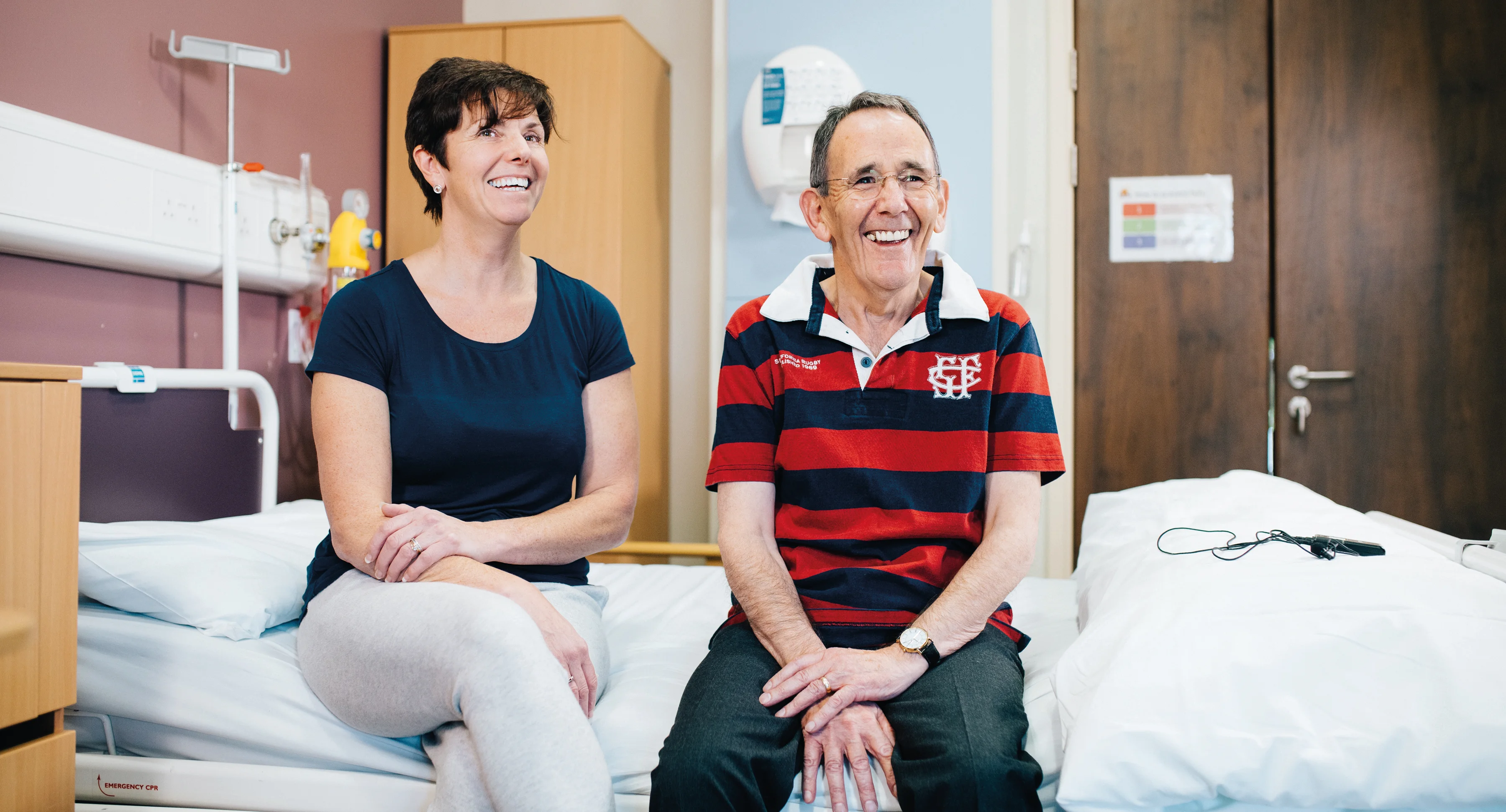 en mann og en kvinne som sitter på en sykehusseng